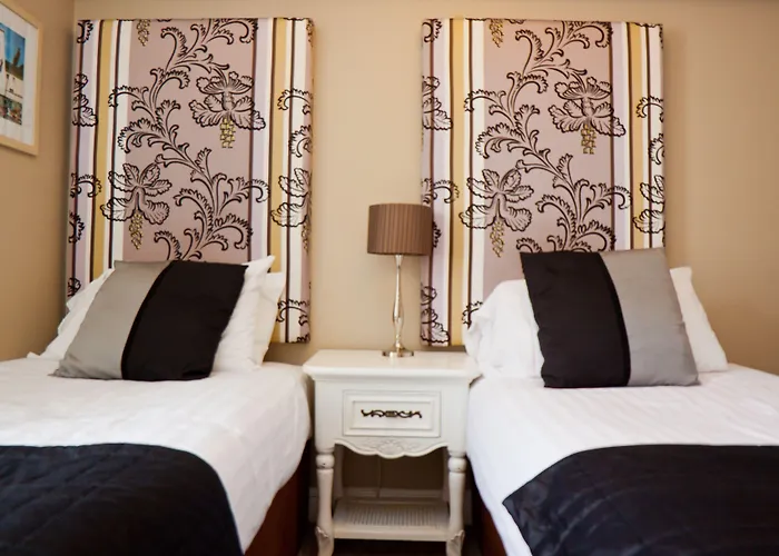 Отель 7 Cross Street 4*