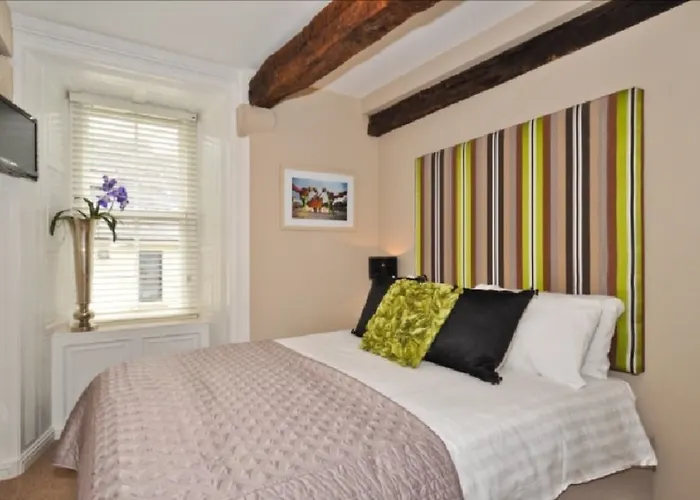 7 Cross Street Отель 4*