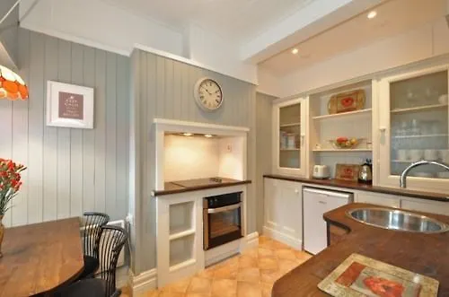 Отель 7 Cross Street 4*