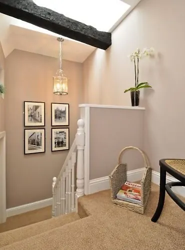 Отель 7 Cross Street 4*